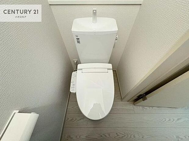 1・2階にトイレがございます！朝の忙しい時間帯も待たずにすみそうですね。白を基調とした清潔感のあるトイレでお手入れがしやすいです！