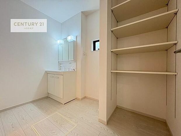 収納たっぷりの洗面室！日用品のストックやバスタオルがスッキリと収納できて取り出しやすい！水回りがスッキリ片付いて気持ちの良い空間！