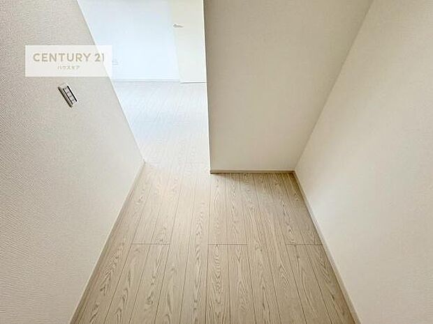 ウォークインクローゼット付きです。たくさんのお洋服などを収納しておけそうですね！他にも扇風機や加湿器など季節物の大きな家電も収納できます。