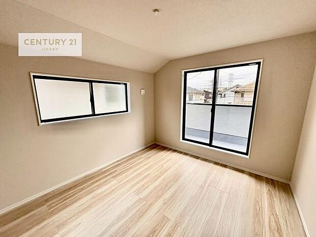 バルコニーに面している洋室です。明るく温もりがあり、換気もしっかりできます！朝起きて、外に出て背伸びをしつつ深呼吸をし良い朝を迎え入れることができます。