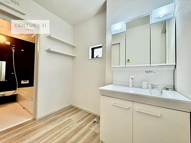 小窓のついた洗面所は、光と風が入りやすく、いつでも快適にお使いいただけます。三面鏡で使い勝手が良く、鏡裏収納も備えておりますので、日用品やスキンケア用品もすっきり整理できます。