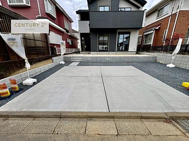 駐車スペースは2台分あります！セカンドカーはもちろん、バイクや自転車なども置き場所に困りません。