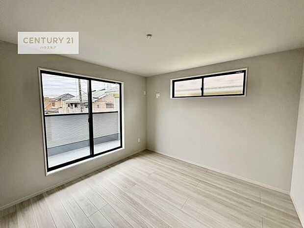 バルコニーに面している洋室です。明るく温もりがあり、換気もしっかりできます！朝起きて、外に出て背伸びをしつつ深呼吸をし良い朝を迎え入れることができます。