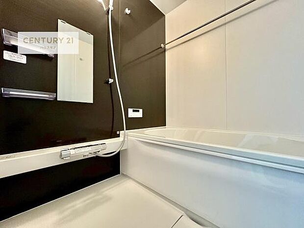 1日の疲れをしっかりと癒してくれる浴室です。おうちの素敵なリラクゼーション場所ですね。