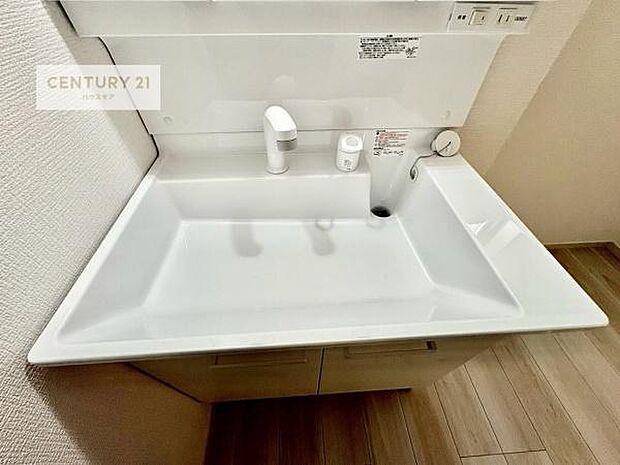 深い洗面台ボウルは、水が跳ねにくいのでお手入れが楽々！清潔感が保てます！キレイな洗面所で自分磨きのモチベーションが上がりますね！