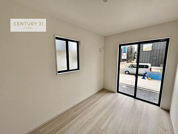 リビングと隣接した洋室です！家事の休憩スペースやキッズスペースとして活用するのもよさそうですね！