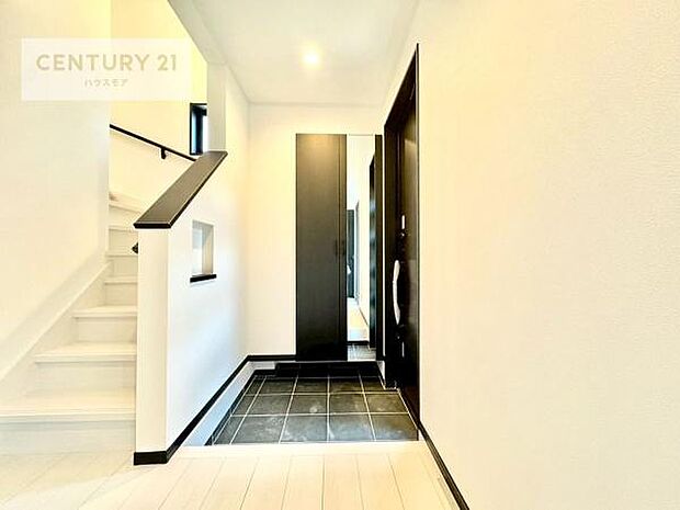 ミラー付きシューズボックス付きなので、玄関が片付きお掃除がしやすいです！スッキリした玄関で戸を開けた瞬間、清潔感のある心地いい空間が出迎えてくれます。