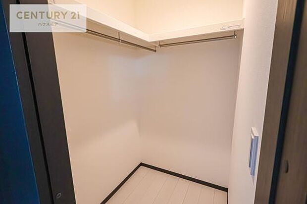 ウォークインクローゼット付きです。たくさんのお洋服などを収納しておけそうですね！他にも扇風機や加湿器など季節物の大きな家電も収納できます。