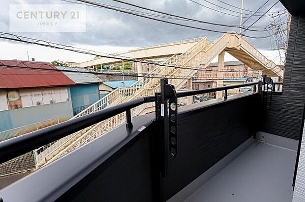 広々としているバルコニーです！お洗濯物を干すのはもちろん風に当たりながらくつろぎタイムが送れます！