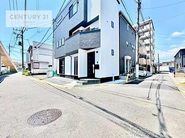 前面道道路4.5ｍ×4ｍ×4ｍ！陽当り良好な立地です。車庫入れが苦手な方も安心ですね。