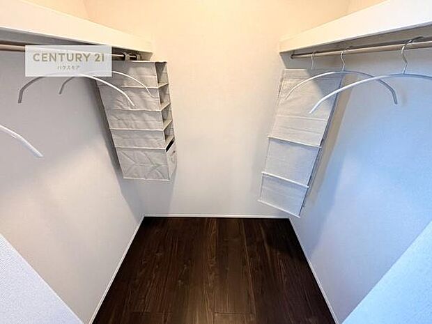 両側にハンガーパイプを設け、整理しやすいウォークインクローゼットです。たっぷり収納できます。(同仕様)