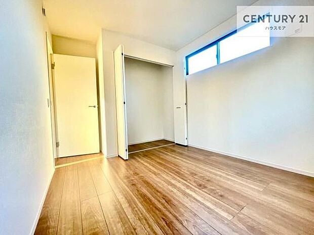 掃き出し窓がないお部屋は、お子様のお部屋としても安心です！収納スペースも充実しているので散らかったお部屋をサッと片付けられます！