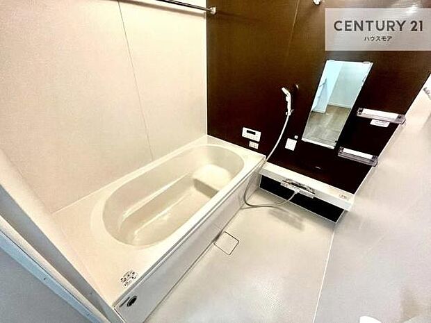 落ち着きある大人の雰囲気のバスルームは、シックなデザインでバスタイムが充実！お仕事頑張っているご褒美にお好みの匂いの入浴剤を入れて、楽しんでみてはいかがでしょうか？