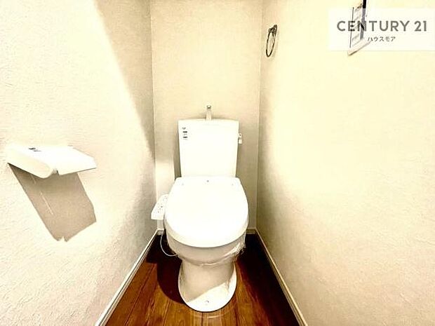 1・2階にトイレがございます！朝の忙しい時間帯も待たずにすみそうですね。白を基調とした清潔感のあるトイレでお手入れがしやすいです！