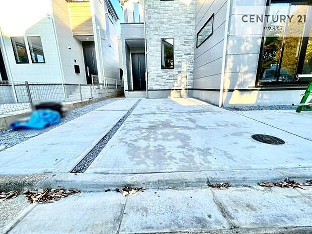 駐車スペースは2台分あります！セカンドカーはもちろん、バイクや自転車なども置き場所に困りません。