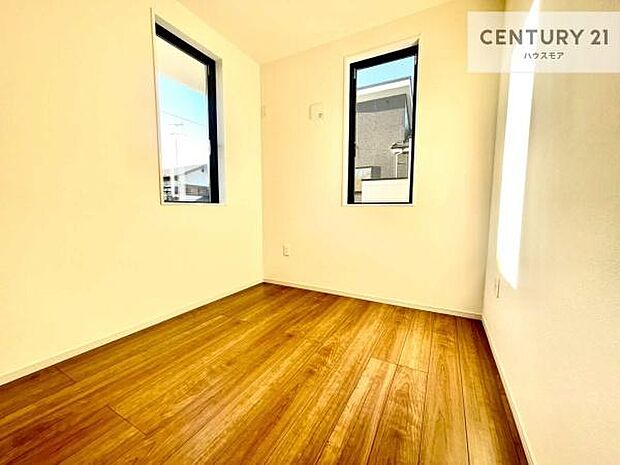 2面採光を確保した明るい室内は、風通しも良く、明るく大変居心地の良い空間となっております。リラックスして過ごせる心地の良いお部屋です！朝の目覚めがスッキリしますね！