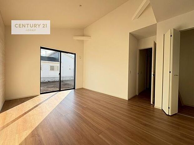 大きな窓からたっぷりの陽ざしが入る明るいリビング。開放感のあるリビングで家族団らんのくつろぎの時間を過ごせます。