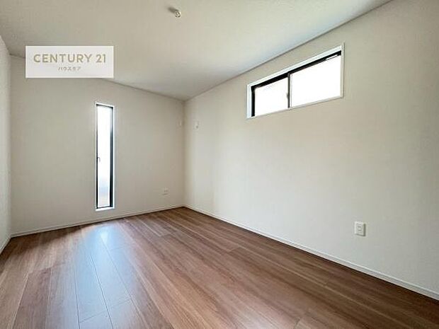 優しい光が差し込む洋室は、朝の目覚めも気持ちが良さそうですね。おうち時間もゆったりと過ごすことができます。優しい色合いのフローリングがどんな家具にもマッチします！