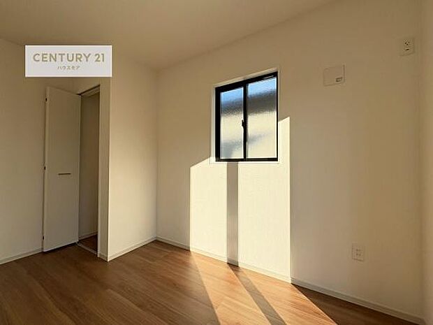 収納スペースを完備しており、衣類やおもちゃ、学用品などをすっきり整理できます。お部屋を広く使えるため、快適で整った住空間を実現します。