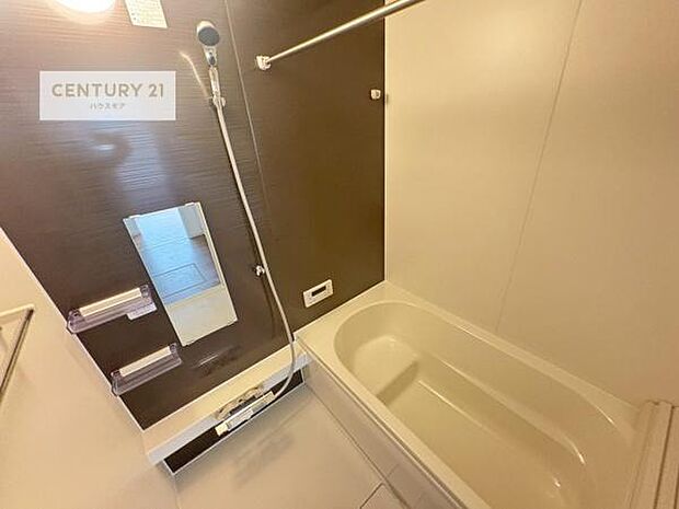 落ち着きある大人の雰囲気のバスルームは、味が出ていてバスタイムが充実！お仕事頑張っているご褒美にお好みの匂いの入浴剤を入れて、楽しんでみてはいかがでしょうか？