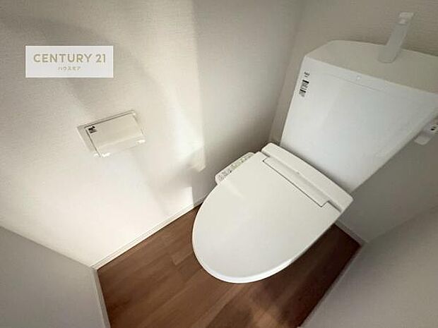 清潔感のある色味のお手洗いです！さわやかでスッキリする空間です！白を基調としているので、お手入れがしやすいトイレです！