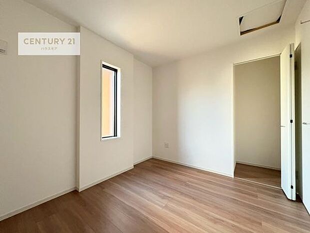 洋室は子供部屋や寝室、色々と用途多彩に利用できますね。収納力もたっぷりなので、広々気持ちよく過ごすことができます。