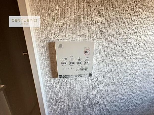 浴室乾燥や暖房が付いている魅力的な仕様です！冬場はヒートショックの予防にも使えます。雨の日でもお洗濯物が乾かせるので、洗濯物をため込みにくい！