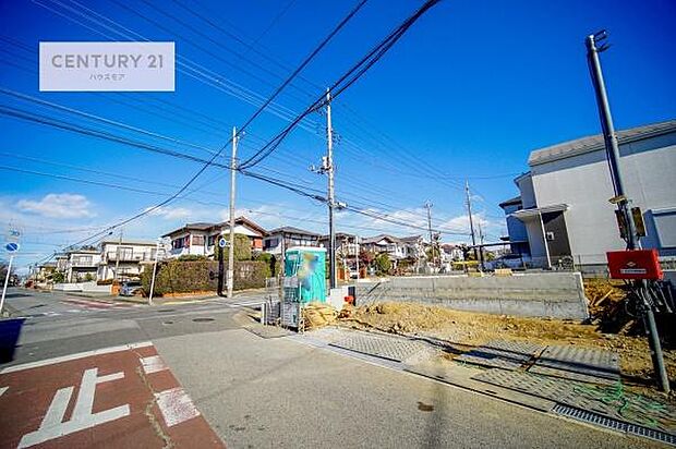 前面道路は12ｍ×6ｍ！陽当り良好な立地です。車庫入れが苦手な方も安心ですね。