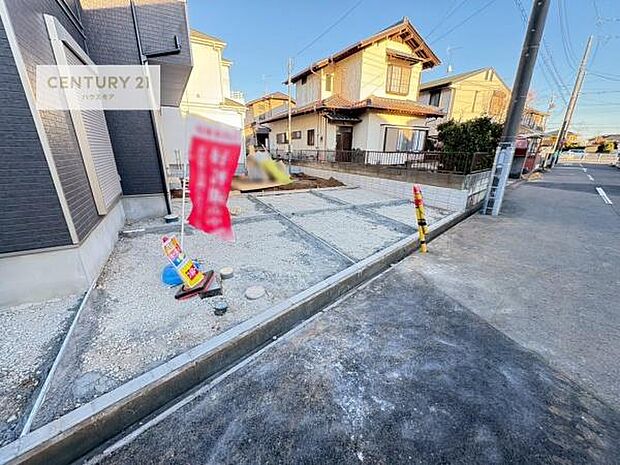 駐車スペースは2台分あります！セカンドカーはもちろん、バイクや自転車なども置き場所に困りません。