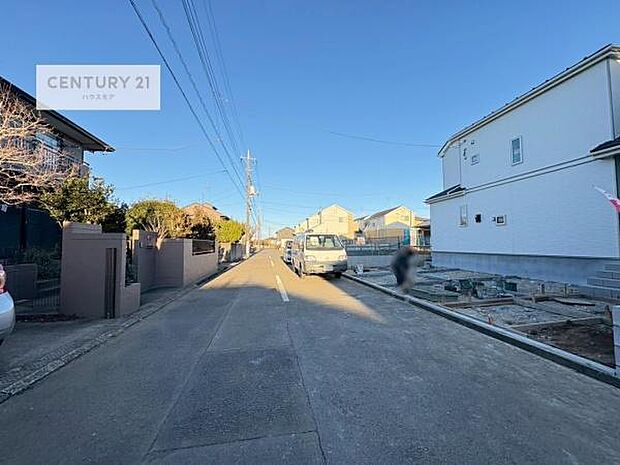 前面道路は6ｍ！陽当り良好な立地です。車庫入れが苦手な方も安心ですね。