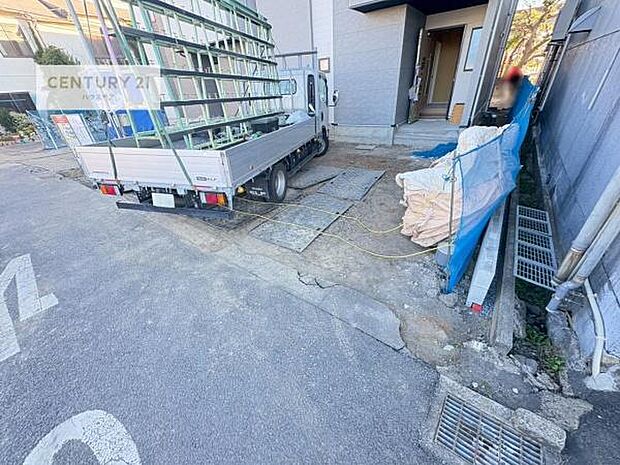 駐車スペースは2台分あります！セカンドカーはもちろん、バイクや自転車なども置き場所に困りません。