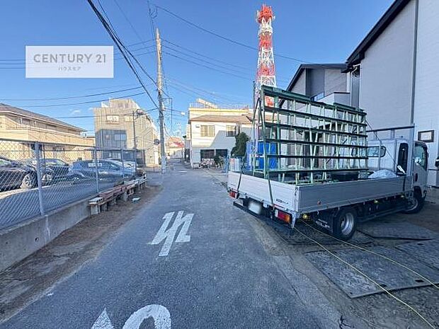 前面道路は4.5ｍ！陽当り良好な立地です。車庫入れが苦手な方も安心ですね。