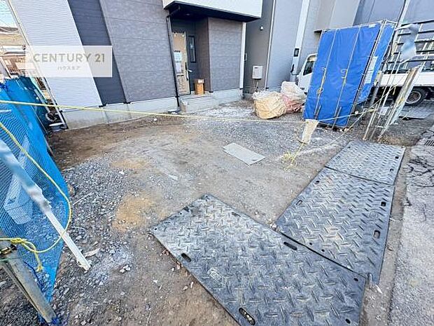 駐車スペースは2台分あります！セカンドカーはもちろん、バイクや自転車なども置き場所に困りません。