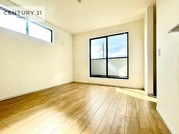 バルコニーに面した洋室。優しい光が差し込む洋室は、朝の目覚めも気持ちが良さそうですね。おうち時間もゆったりと過ごすことができます。