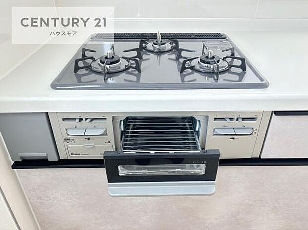 コンロは三口あるのでお料理の同時進行ができます。もちろんグリル付きです。調理スペースも広々している為作業がしやすい！使い勝手が良いシステムキッチンです！【同仕様写真】/【現地販売会開催中】