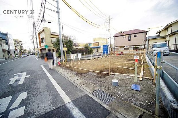前面道路は7.5ｍ！陽当り良好な立地です。車庫入れが苦手な方も安心ですね。