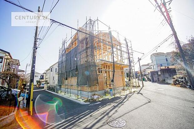 前面道路5.62ｍ×4ｍの陽当り通風良好な角地です。車庫入れが苦手な方も安心ですね。