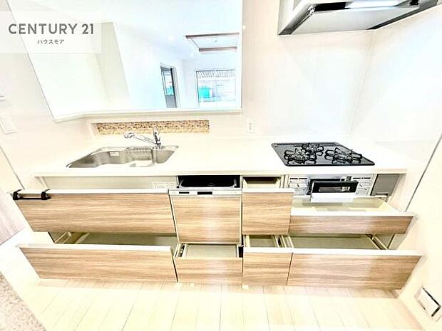 収納スペースが豊富で、調理スペースがスッキリと片付きひろ〜く活用できます！快適に作業ができます！毎日の料理が捗ります！