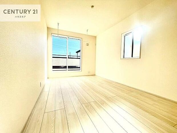 バルコニーに面している洋室です。明るく温もりがあり、換気もしっかりできます！朝起きて、外に出て背伸びをしつつ深呼吸をし良い朝を迎え入れることが出来そうですね！