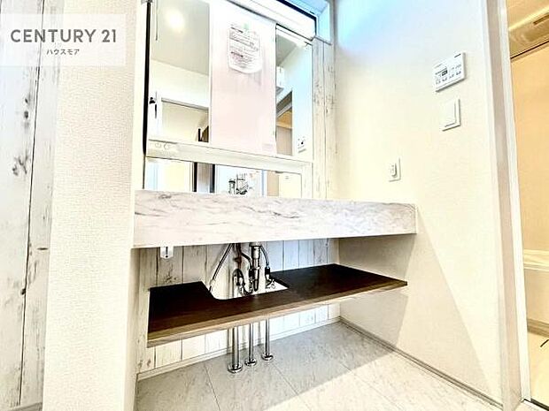 三面鏡仕様の洗面所は、身だしなみがしやすい造り！裏は収納になっています。ドライヤーやお化粧道具を片付けられるので洗面台周りをスッキリと見せることが出来ます！