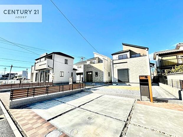 駐車スペースは最大3台分あります！セカンドカーはもちろん、バイクや自転車なども置き場所に困りません。