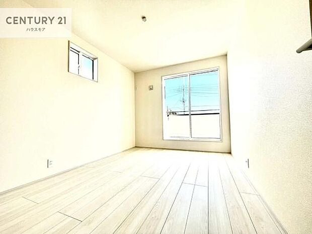 バルコニーに面したお部屋のため、明るい自然光がたっぷりと差し込み、開放感のある空間が広がります。窓を開ければ心地よい風が通り抜け、季節を感じながら快適にお過ごしいただけます。