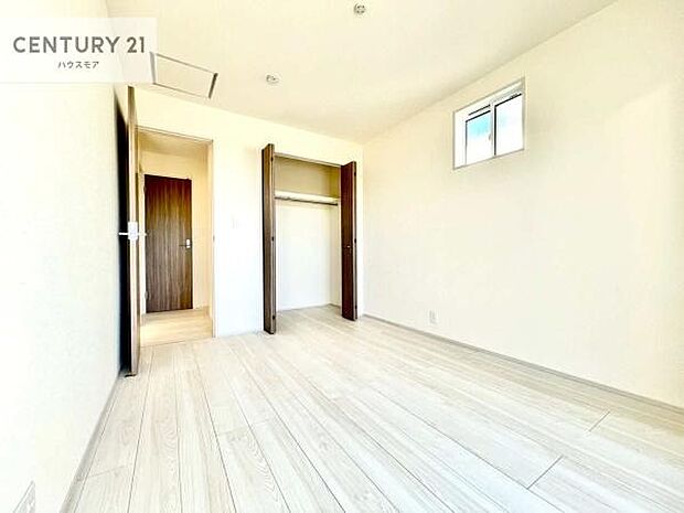 全居室に収納スペースを備えており、衣類や季節物、日用品までしっかりと収まります。各部屋ごとに収納があるため、生活空間をすっきりと保ちやすく、家具の配置もしやすい間取りです。