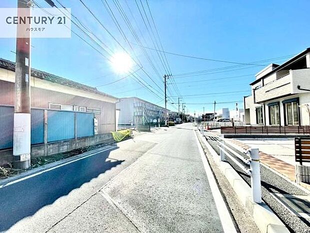 前面道路ゆとりある7.2ｍ！陽当り良好です。車庫入れが苦手な方も安心ですね。