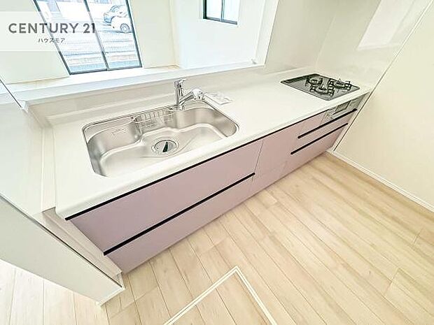 大人気の対面式システムキッチンを採用しています！ご家族のコミュニケーションが自然と増える設計です。お子様にも目が届くので嬉しいですね。広々使えて快適に作業が進みます。