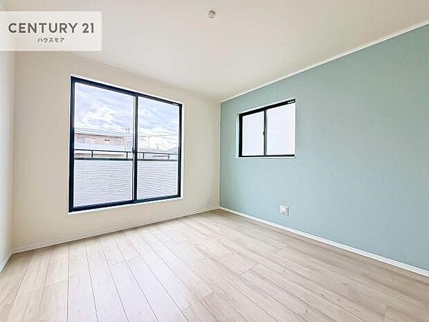 バルコニーに面している洋室です。明るく温もりがあり、換気もしっかりできます！朝起きて、外に出て背伸びをしつつ深呼吸をし良い朝を迎え入れることが出来そうですね！