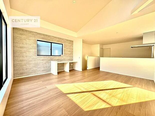 優しい陽だまりがリビングを包んでくれて居心地の良い空間を演出してくれます！自然と家族が集い会話が増える心地よい空間！