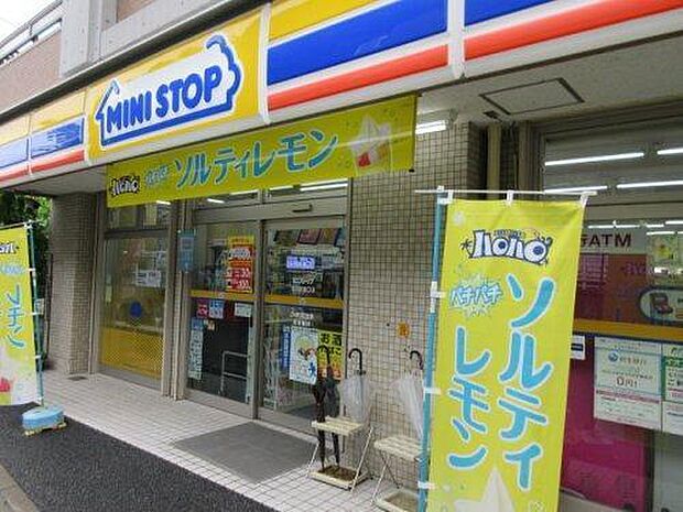 ミニストップ川間駅前店まで661m
