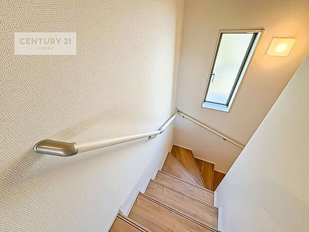 階段は明るく手摺りもついています。お子様やご年配の方も安心してご利用頂けますね！（同仕様）