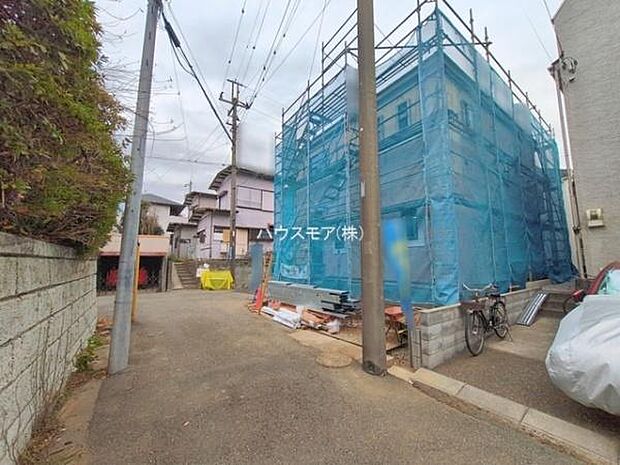 二方向が開けた角地で、明るく開放的な立地です！駐車や車の出し入れがしやすい配置になっております！